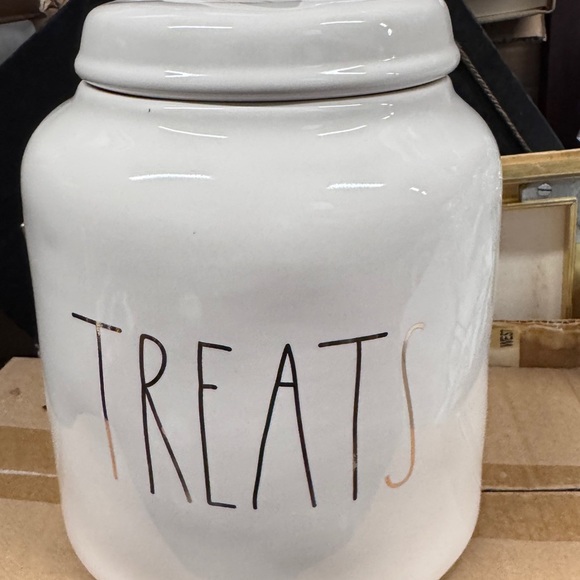 Rae Dunn XL White/Gold “Treats” Canister - rubber rimmed lot for great seal NWT - Picture 5 of 5
